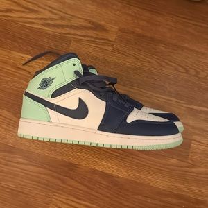 air jordan 1 mid youth size 6.5 which fits women’s 7/12 to 8 :)